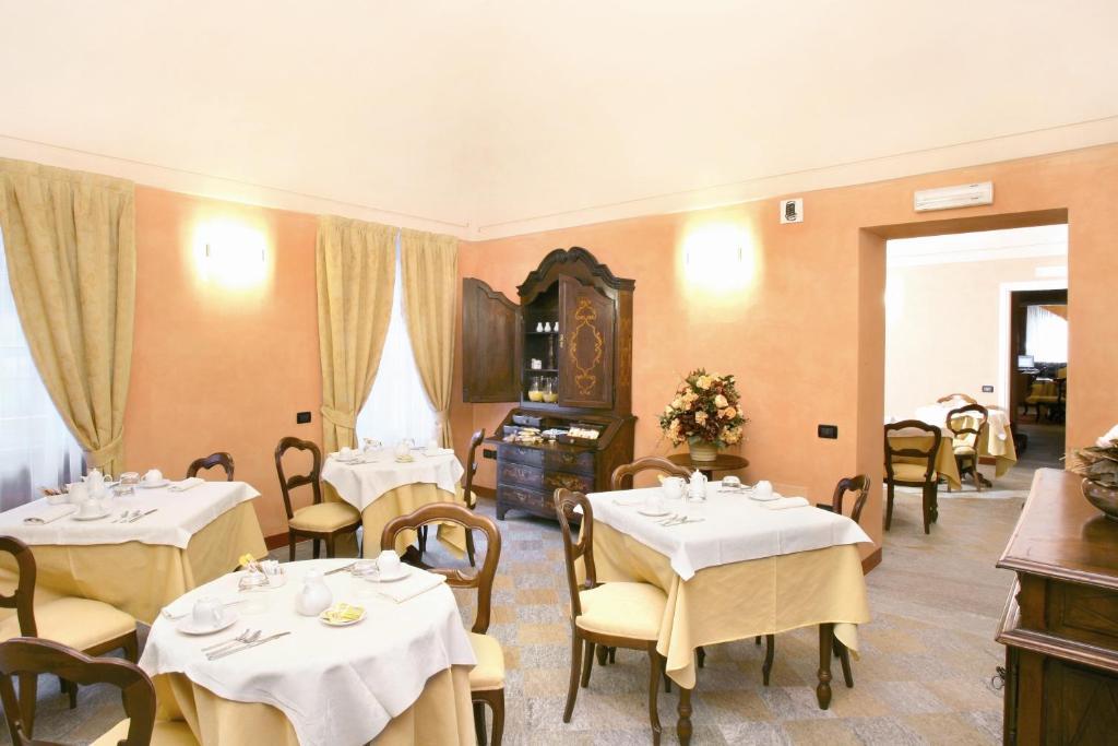 Carrù Hotel Palazzo Di Mezzo מראה חיצוני תמונה