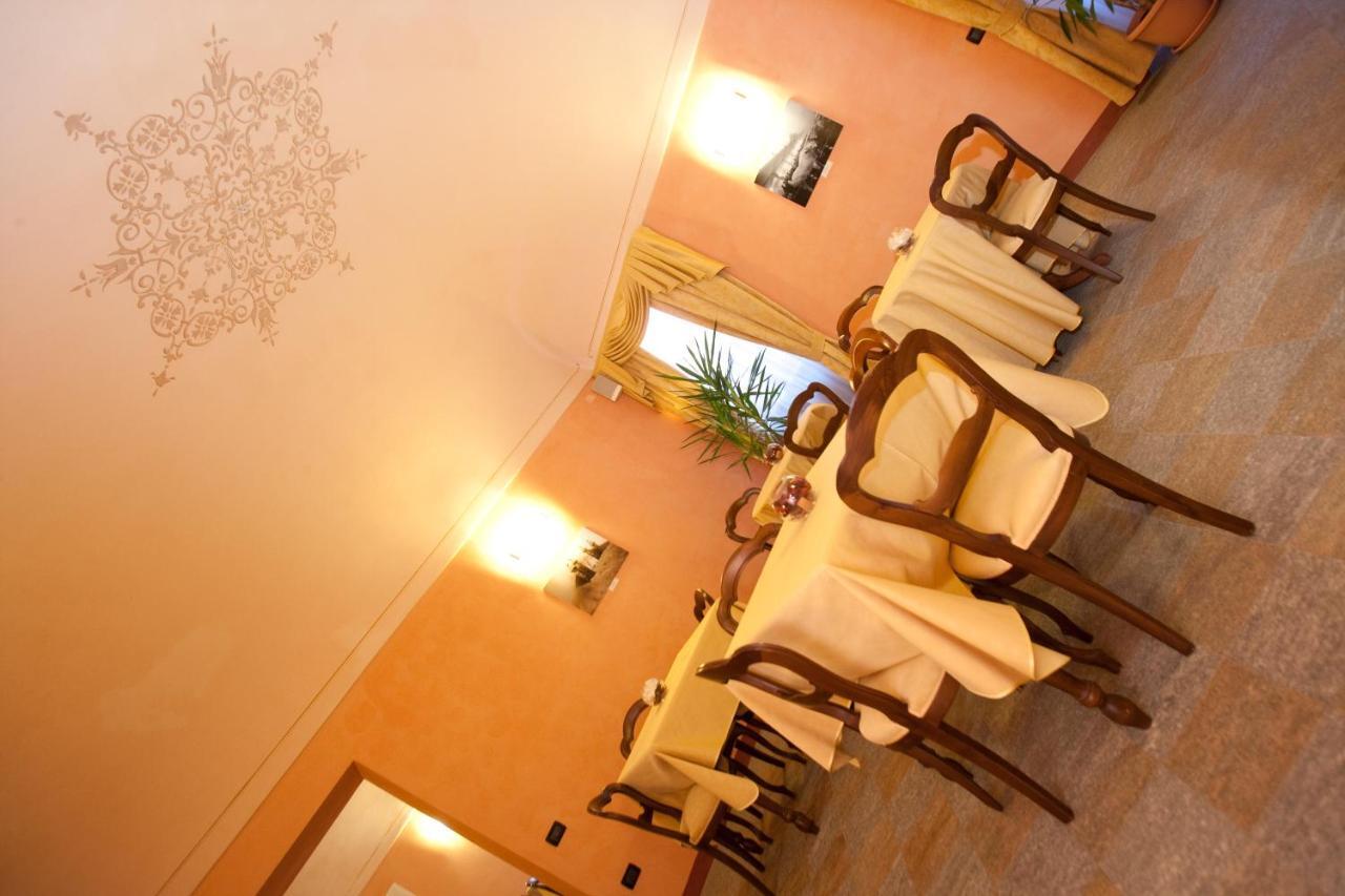 Carrù Hotel Palazzo Di Mezzo מראה חיצוני תמונה
